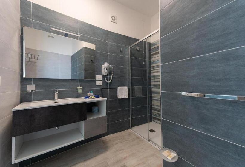 غرفة عائلية مطلّة علي البحر, La Bussola