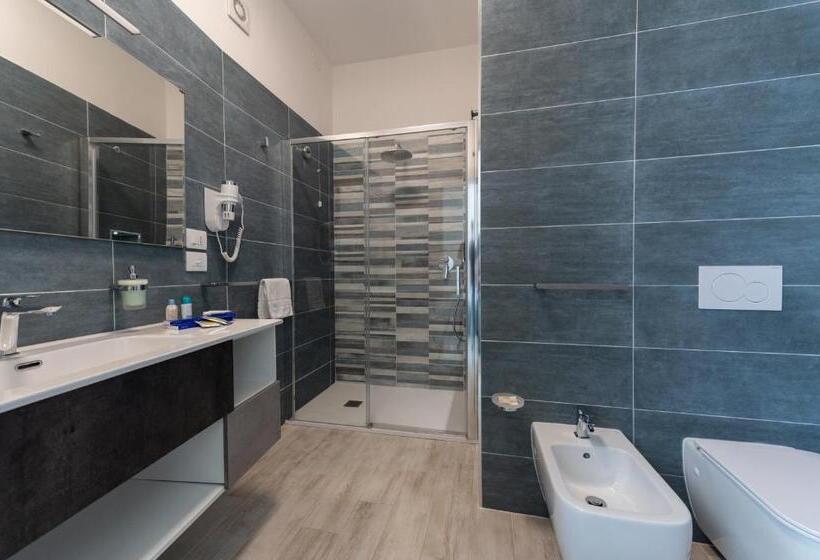 غرفة عائلية مطلّة علي البحر, La Bussola