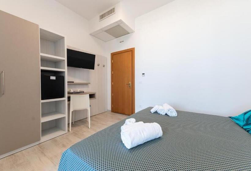 غرفة عائلية مطلّة علي البحر, La Bussola