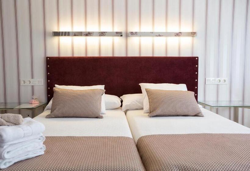 غرفة قياسية ثلاثية, La Casona De Llerices