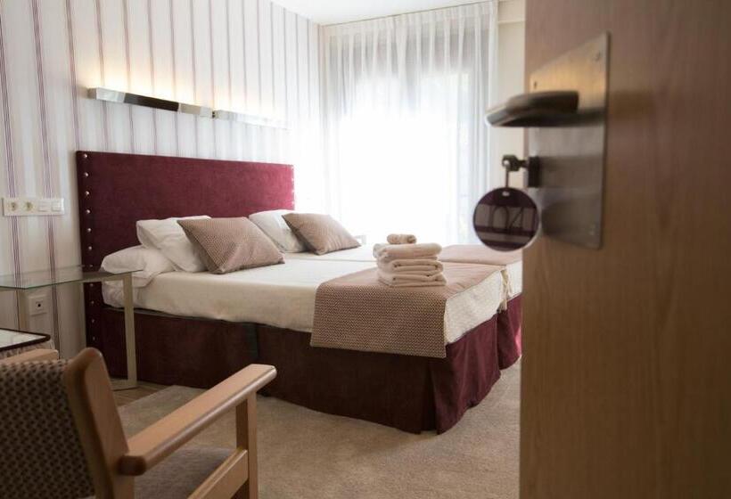 غرفة قياسية ثلاثية, La Casona De Llerices