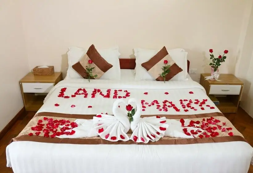 اتاق لوکس با تخت بزرگ, Landmark
