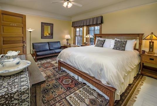 带大床的豪华间, Mccloud