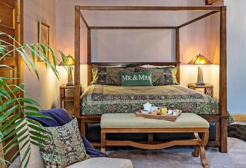 小型套房带阳台, Mccloud