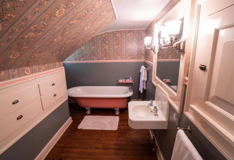 标准间带山景, Mccloud