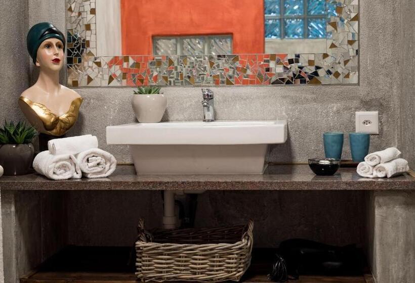 חדר קומפורט לשלושה, No1 Art B&b