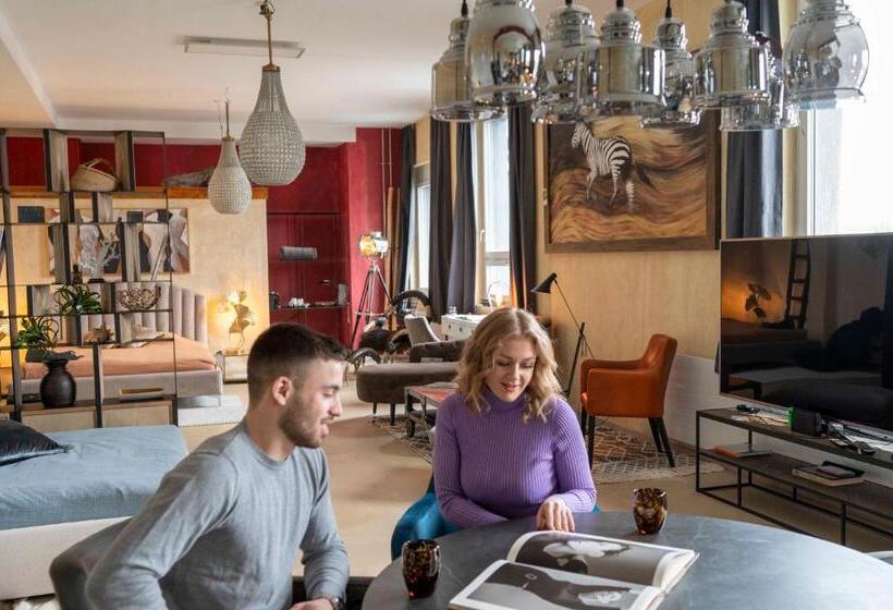 חדר משפחתי, No1 Art B&b