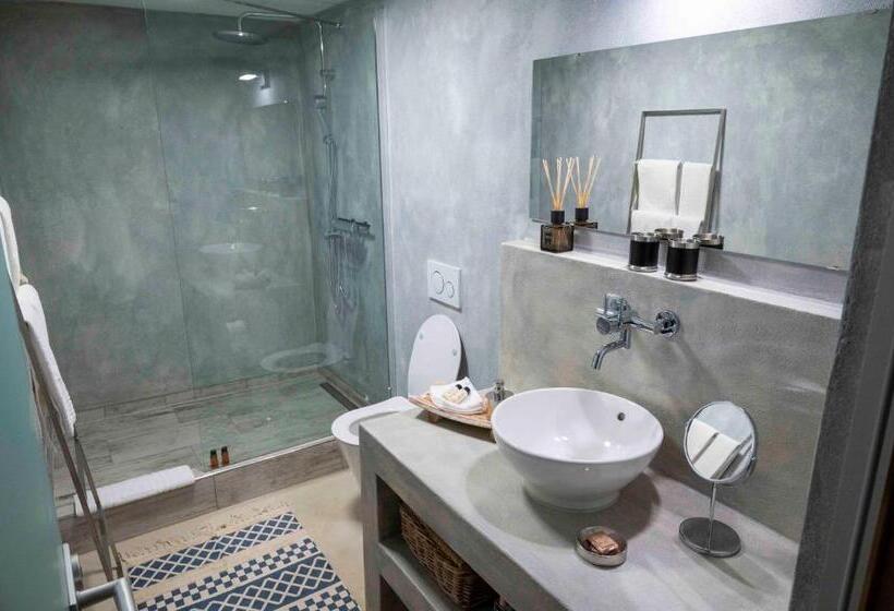 חדר משפחתי, No1 Art B&b