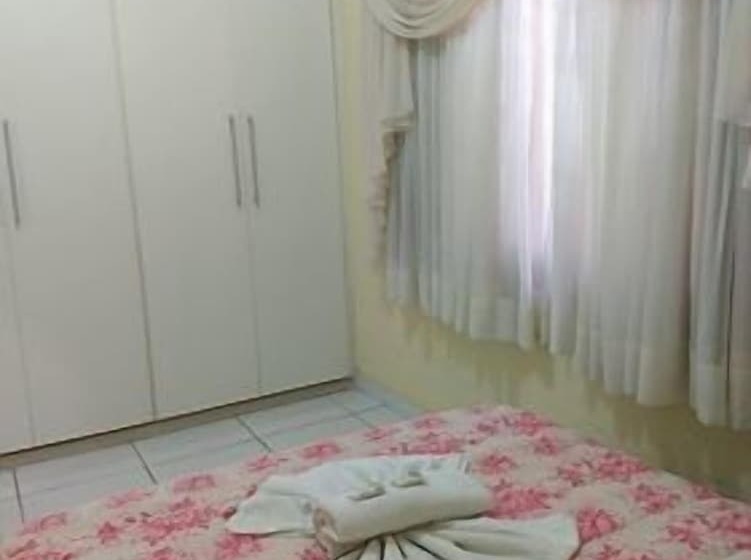 Quarto Estandar, Telles