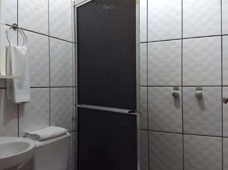 Quarto Estandar Individual, Telles