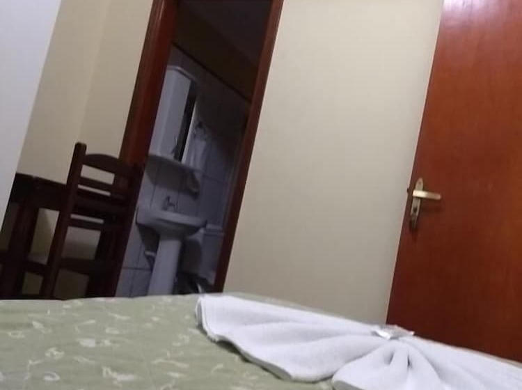 Quarto Estandar Individual, Telles