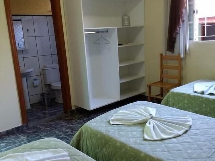 Quarto Triplo Estandar, Telles