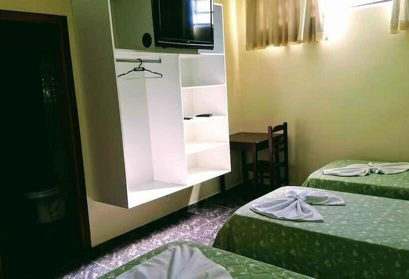 Quarto Triplo Estandar, Telles