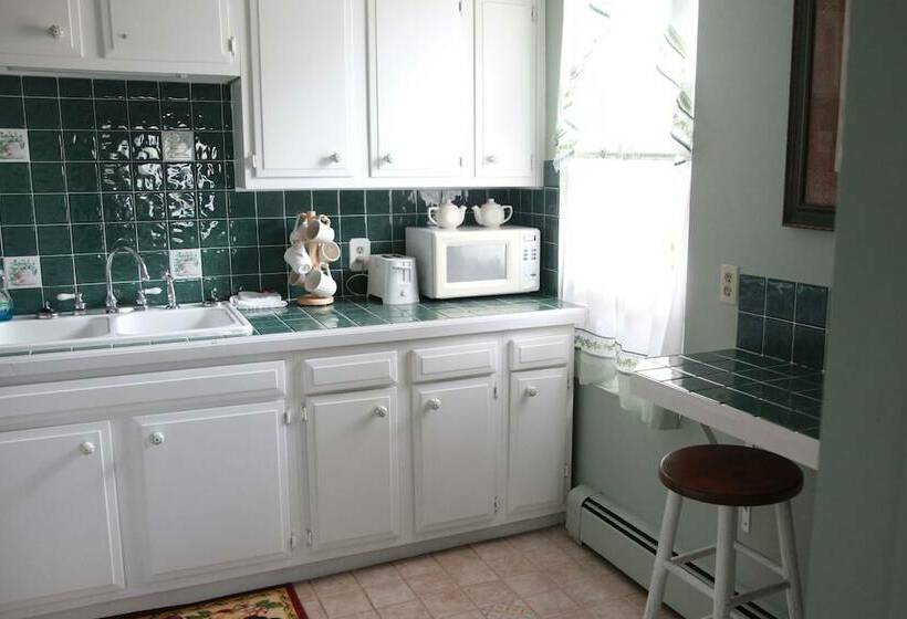 جناح, The Winter Inn