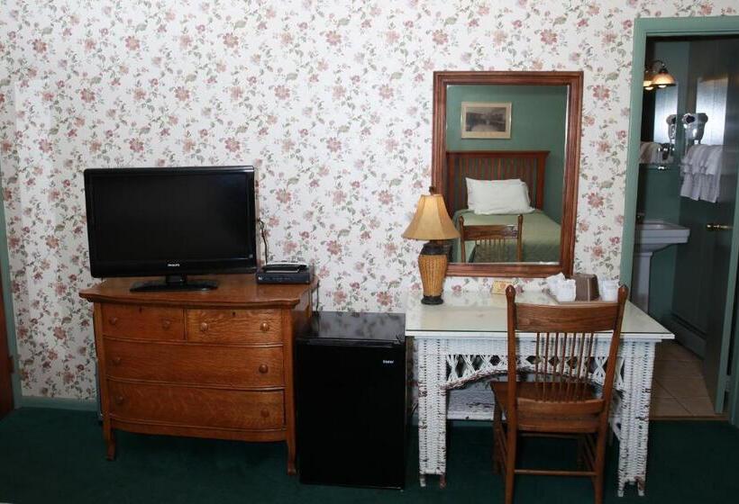 جناح جونيور, The Winter Inn