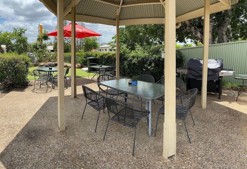 Семейный Номер, Country Roads Motor Inn Gayndah