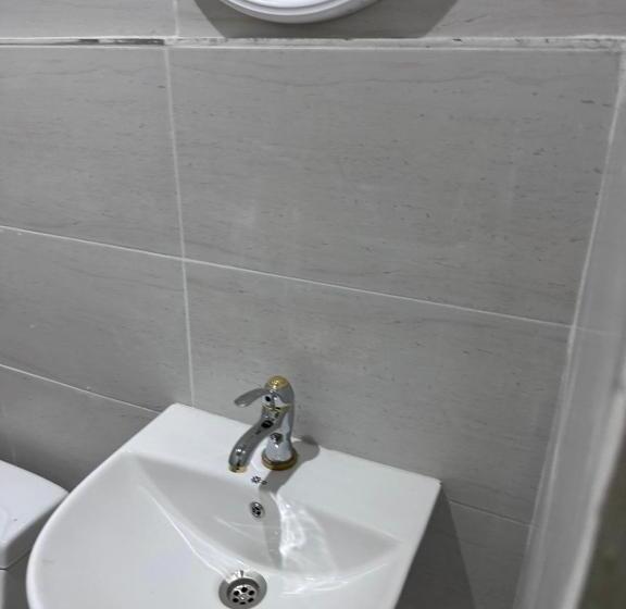 חדר סטנדרט לארבעה, الاوائل