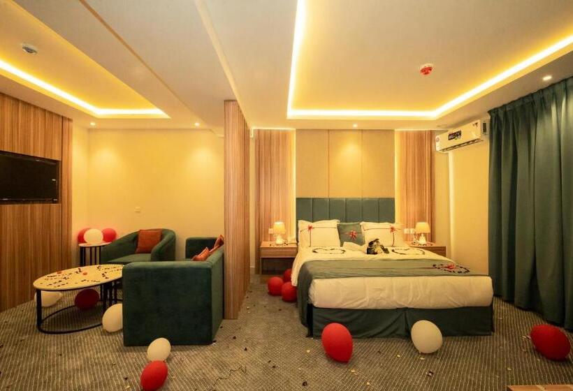 带按摩浴盆的套房, نصف الموسم للشقق المخدومة