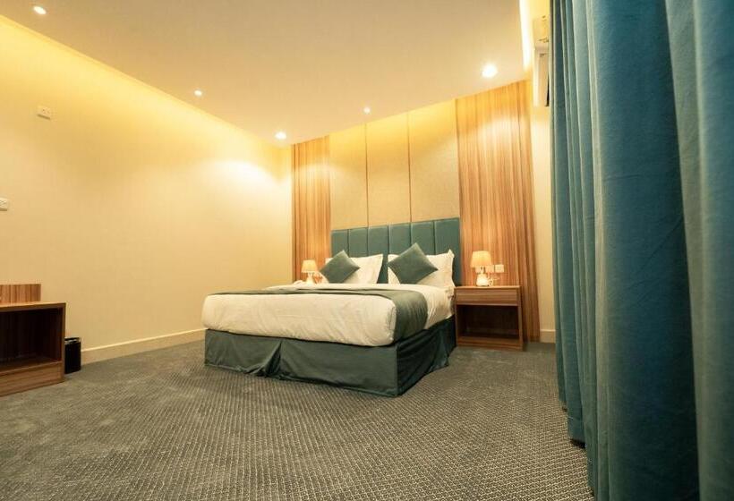 带按摩浴盆的套房, نصف الموسم للشقق المخدومة