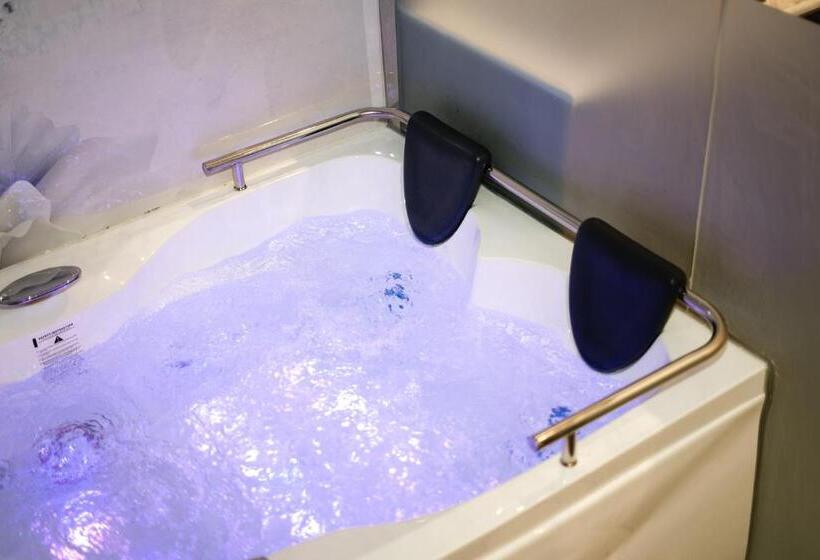 带按摩浴盆的套房, نصف الموسم للشقق المخدومة