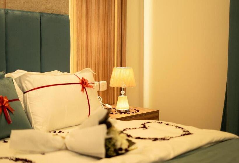 带按摩浴盆的套房, نصف الموسم للشقق المخدومة