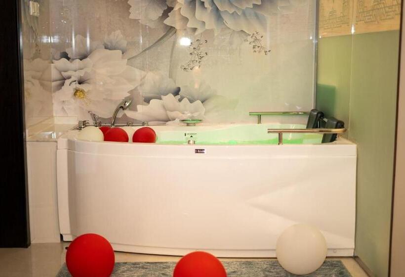 带按摩浴盆的套房, نصف الموسم للشقق المخدومة