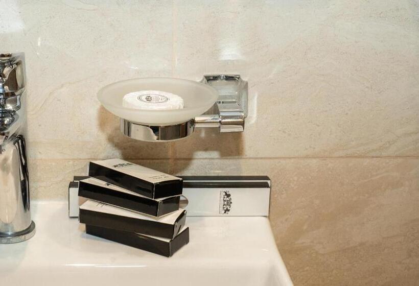 带按摩浴盆的套房, نصف الموسم للشقق المخدومة