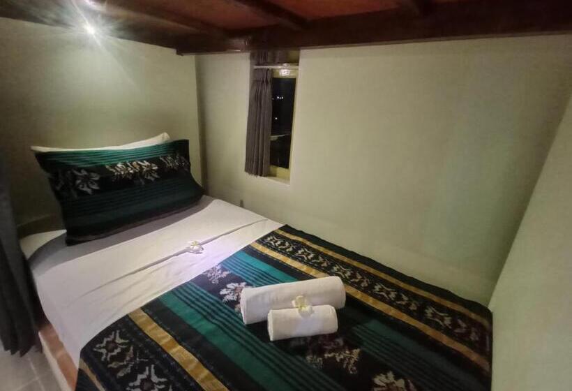 מיטה בחדר משותף, Bed On The Beach