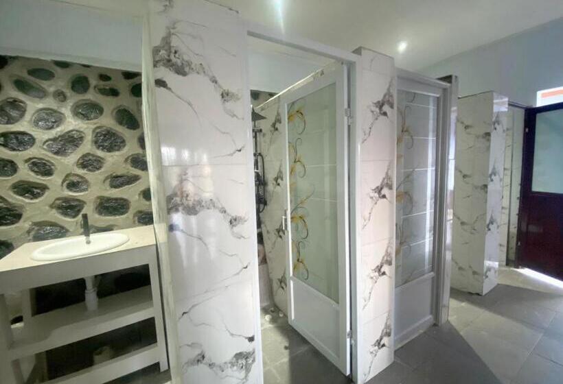 מיטה בחדר משותף, Bed On The Beach