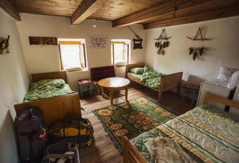 Quarto Triplo Estandar, Household šain