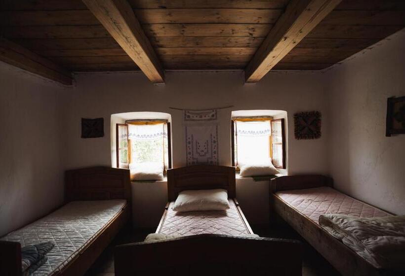 Quarto Quádruplo Estandar, Household šain