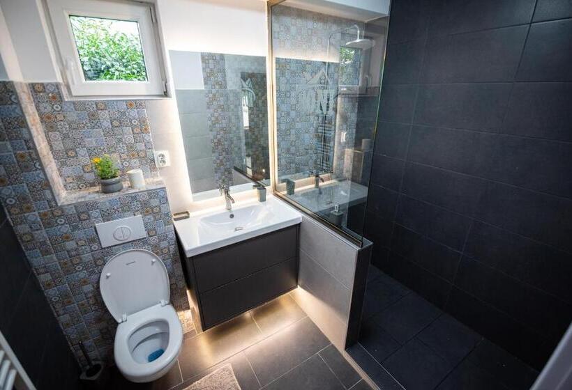 패밀리 룸, Roni House