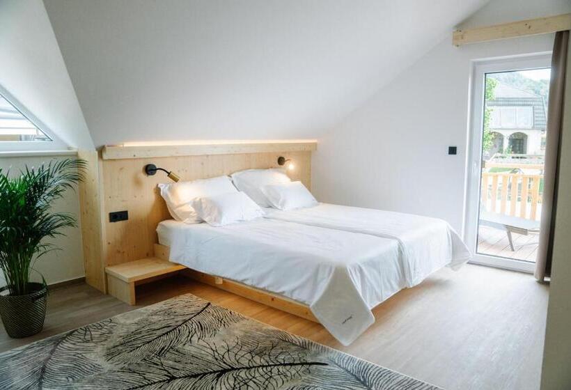 اتاق استاندارد با بالکن, Sobe Rooms Jelen Jelenov Greben