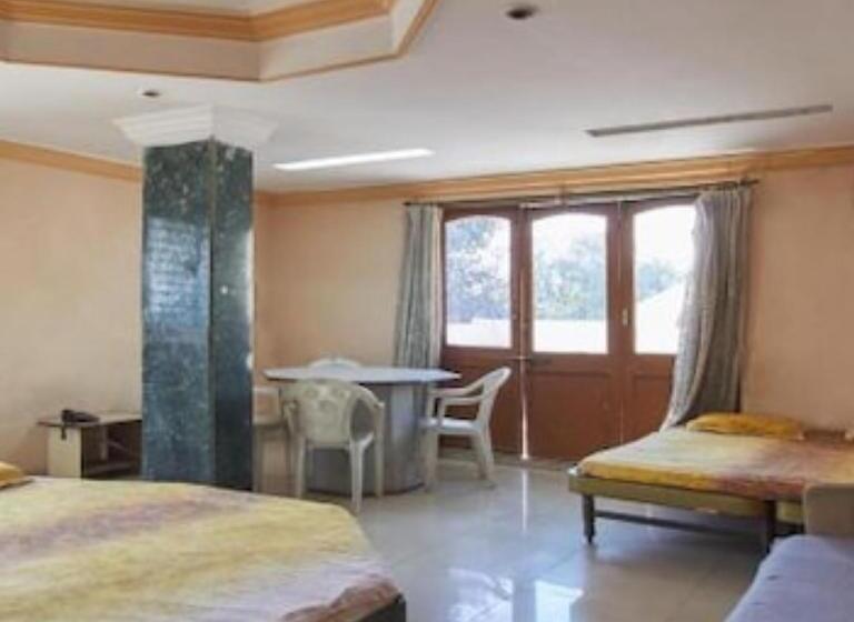 スタンダードルーム, Neelkanth Palace Ahmedabad