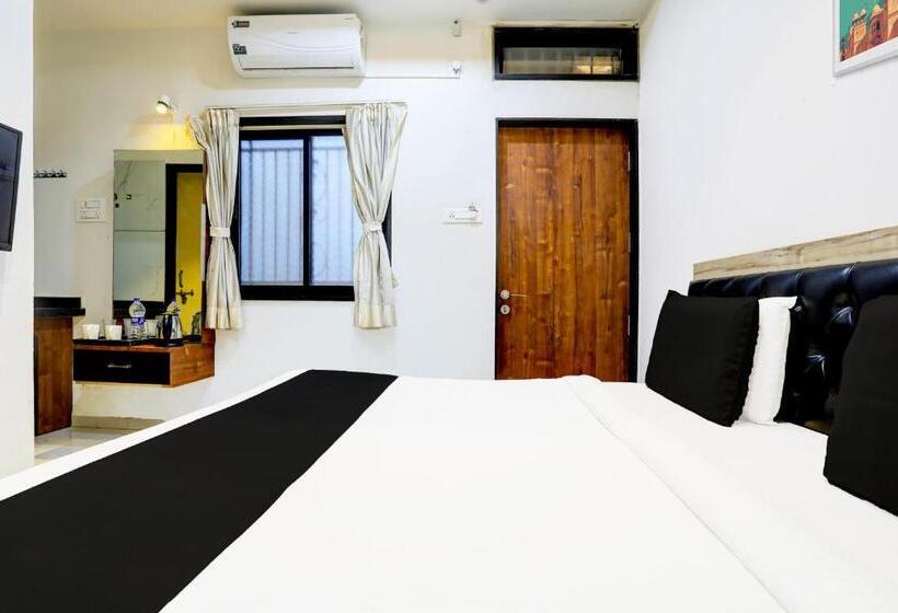 חדר דלוקס לשלושה, Oyo Aamrai Resort