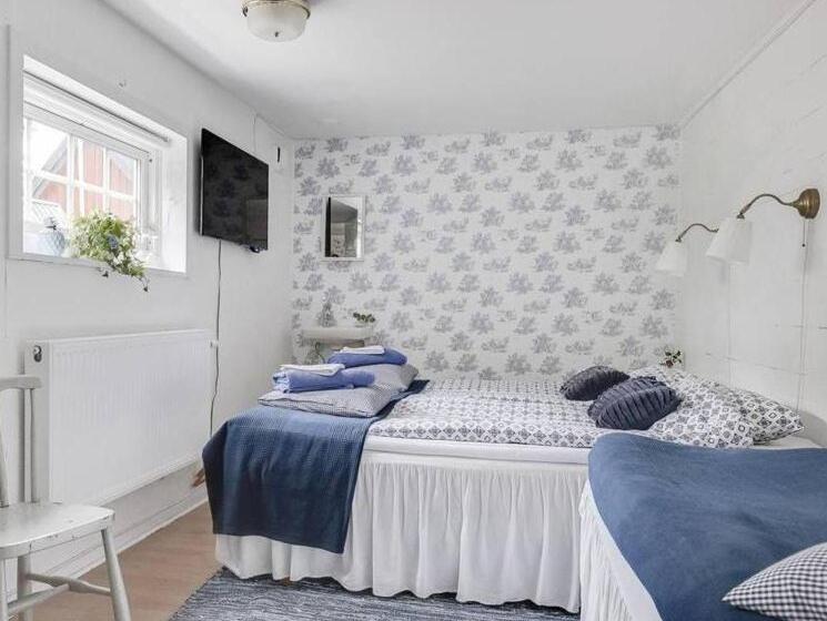 חדר סטנדרט לשלושה עם חדר אמבטיה משוף, Kristianopel Gästgifveri