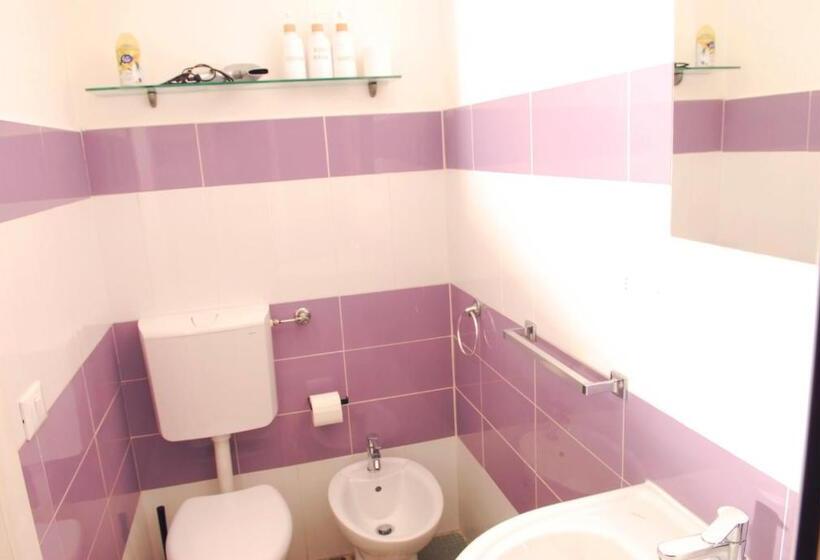 غرفة قياسية مزوَّدة بتراس, Vara Motel Self Check In