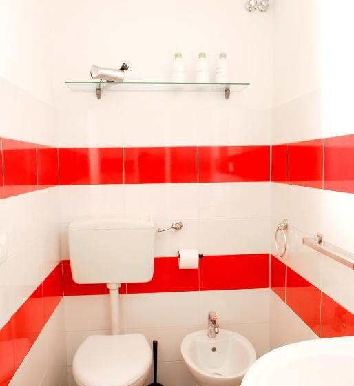 غرفة قياسية ثلاثية مزودة بتراس, Vara Motel Self Check In