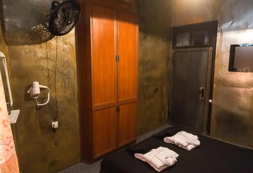 اتاق استاندارد با سرویس بهداشتی مشترک, Alcatraz Jail Hostel
