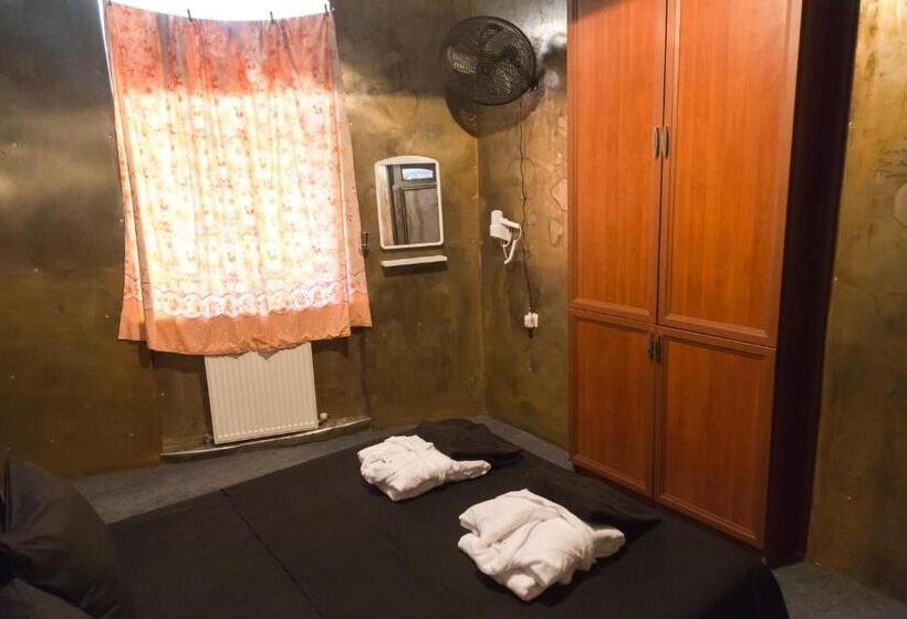 스탠다드 룸 공동 욕실, Alcatraz Jail Hostel