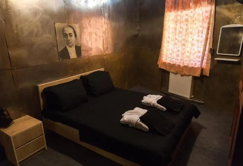 اتاق استاندارد با سرویس بهداشتی مشترک, Alcatraz Jail Hostel