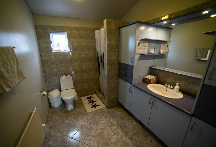 اتاق استاندارد سه تخته با سرویس بهداشتی مشترک, Berg Hostel