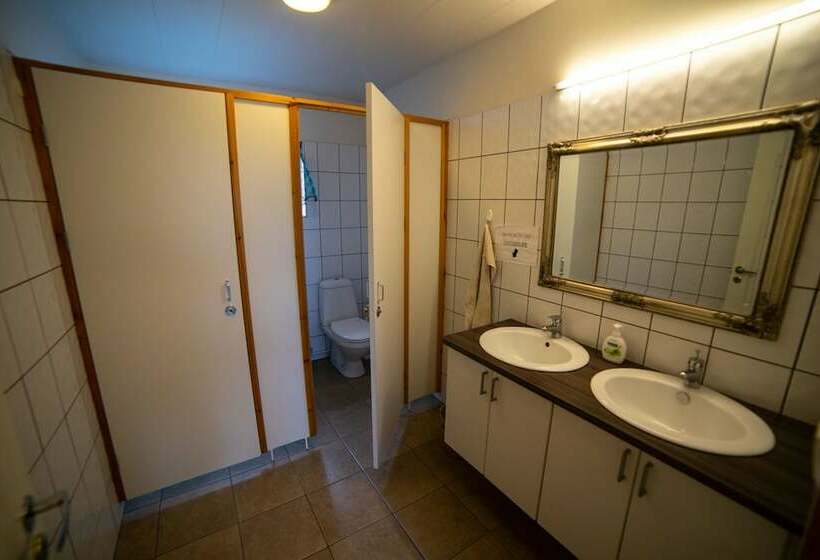 اتاق استاندارد سه تخته با سرویس بهداشتی مشترک, Berg Hostel