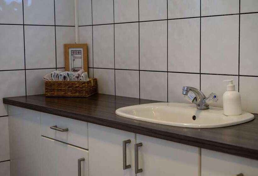 اتاق استاندارد چهارنفره با سرویس بهداشتی مشترک, Berg Hostel