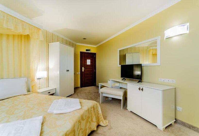 اتاق لوکس با بالکن, Alisa