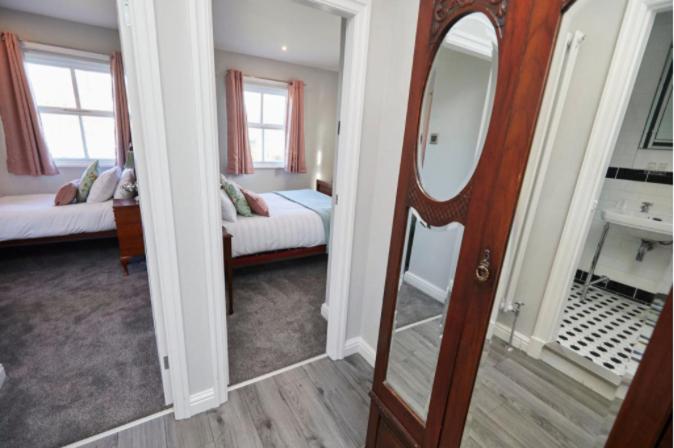 패밀리 룸, The Lawrence