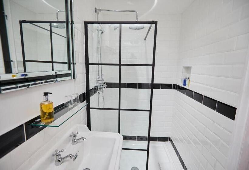 패밀리 룸, The Lawrence