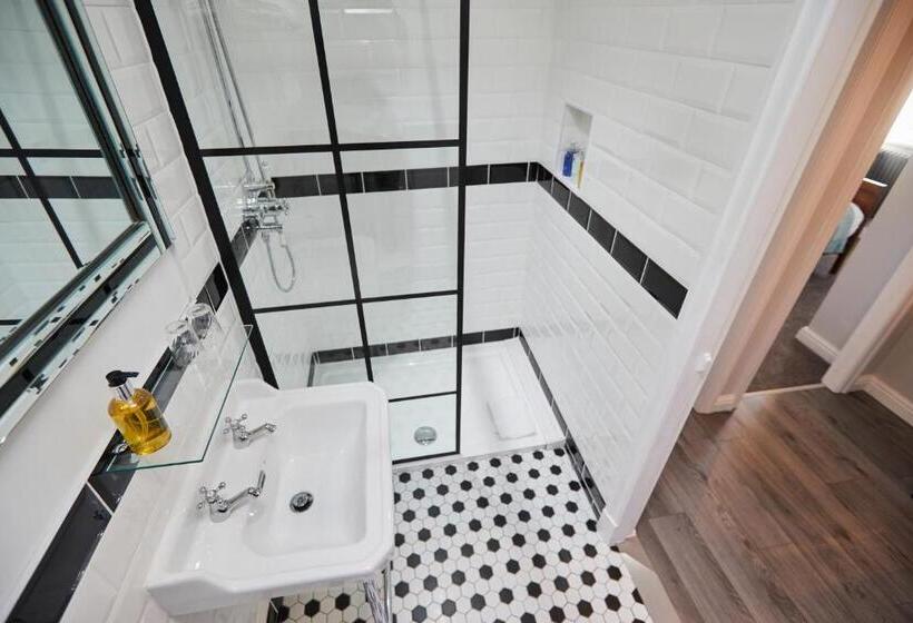 패밀리 룸, The Lawrence