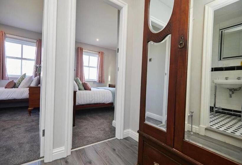 패밀리 룸, The Lawrence