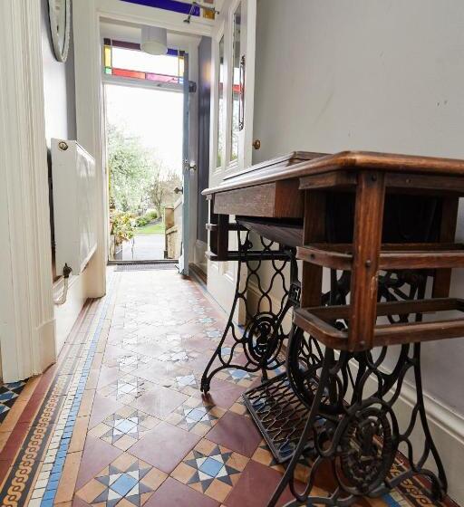 침실 4개 주택, The Lawrence